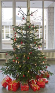 Weihnachtsbaum im EG der KIT-Bibliothek Süd