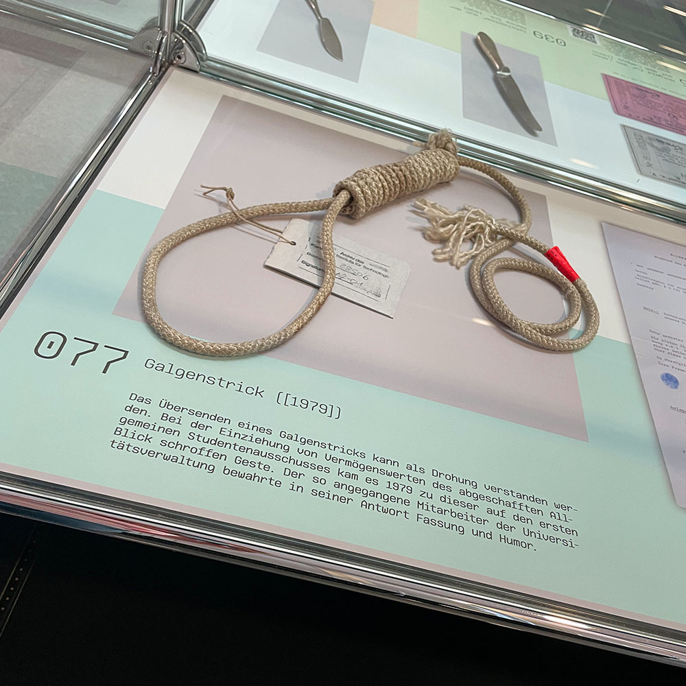 Ein Galgenstrick von 1979 in einer Ausstellungsvitrine